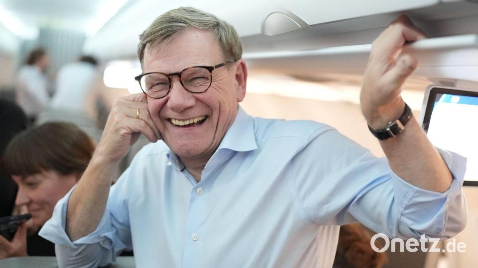 Wadephul lacht auf dem Rückflug – Abschluss seiner Nahostreise in Israel Bild: Marcus Brandt/dpa