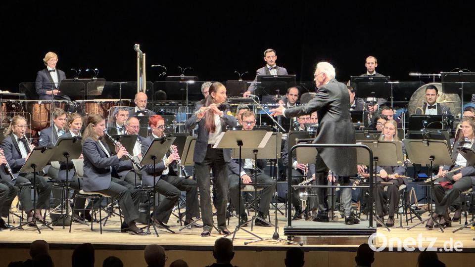 Ganz besonders bezauberte das Publikum im zweiten Teil des Abends Patricia Fajdiga mit ihrem Solo-Part an der Querflöte beim Stück „Träume im Herbst“ von Harald Kolasch. Bild: mgo