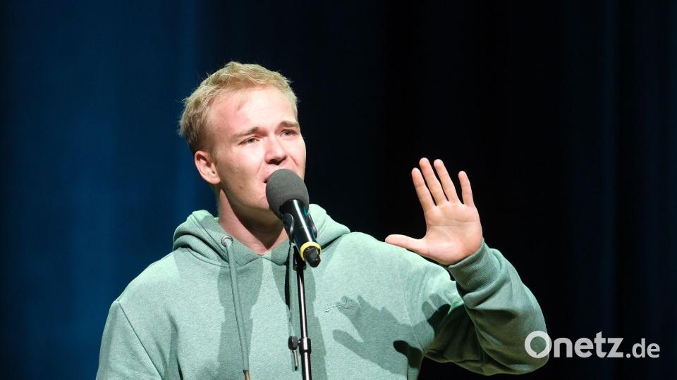 Julius Althoetmar aus Bayern sicherte sich bei der Deutschsprachigen Meisterschaft im Poetry Slam in Chemnitz Platz 2. Bild: Sebastian Willnow/dpa