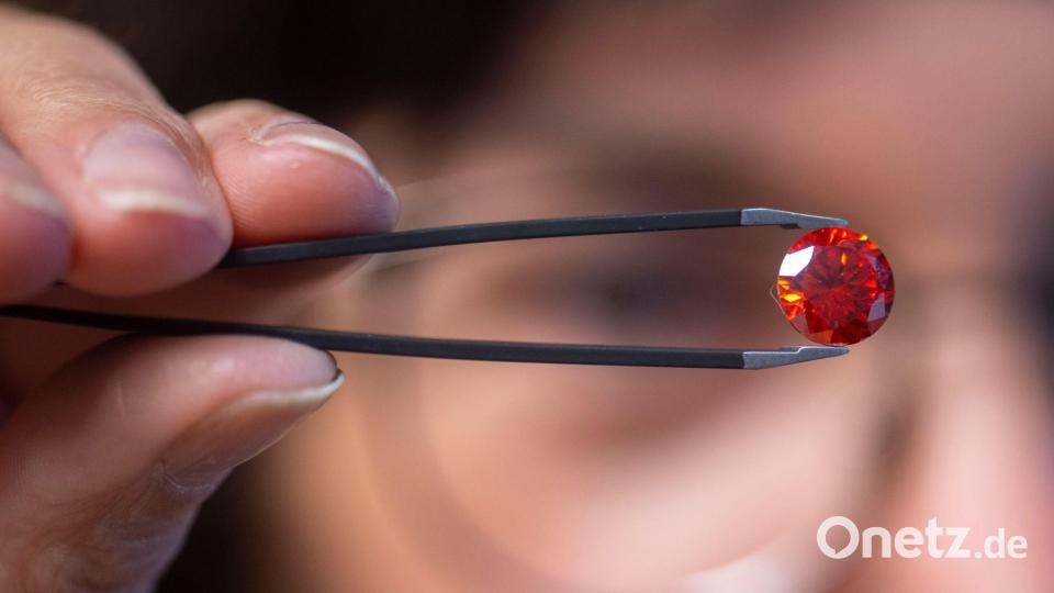 Ein Diamant aus Asche kostet mehrere tausend Euro. (Archivbild) Bild: Harald Tittel/dpa