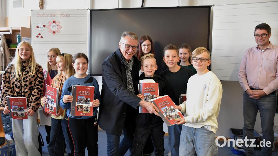 Bürgermeister Franz Stahl bekam von den Jugendlichen ein persönliches Exemplar überreicht. Bild: ubb