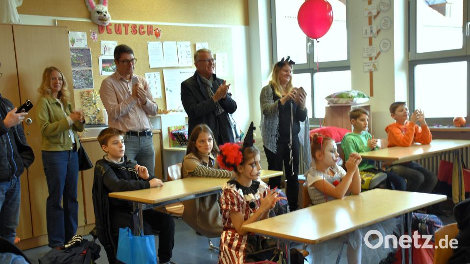 Für ihr fertiges Werk klatschen die Ehrengäste und die Kinder der Klasse 4a herzlich Beifall. Bild: ubb