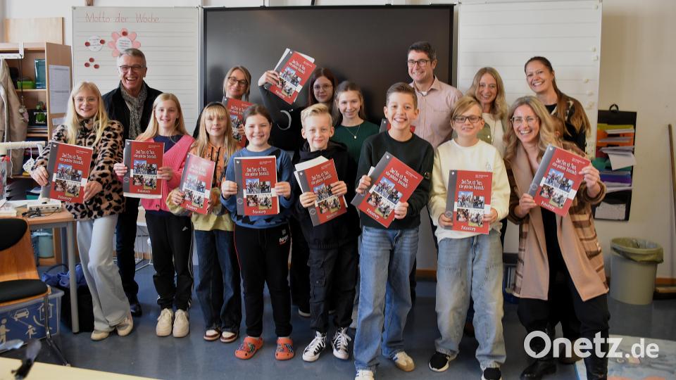 Stolz präsentierten die Mitglieder der Jugendtheatergruppe gemeinsam mit ihren Ehrengästen und der Projektleiterin Janka Hannemann-Mathes (rechts vorne) ihre eigene Fotostory. Bild: ubb