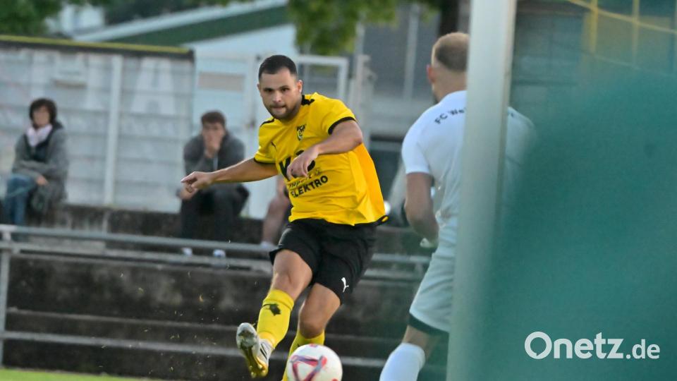 Maximilian Witzel (links) traf in der Nachspielzeit zum 2:0-Endstand für den FC Amberg im Heimspiel gegen den FC Furth. Bild: Hubert Ziegler