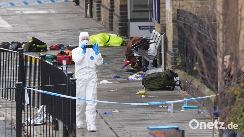 Am Bahnhof der Stadt Huntingdon dauern die Ermittlungen an. Bild: Joe Giddens/PA Wire/dpa