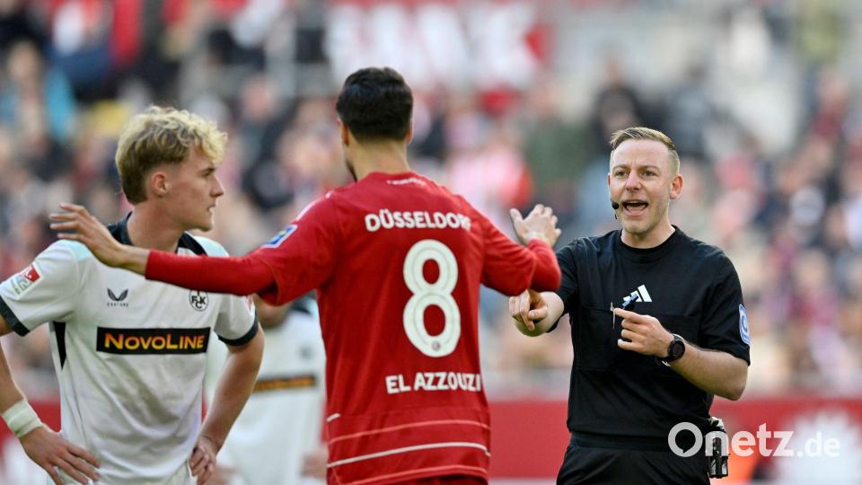 Schiedsrichter Lars Erbst im Blickpunkt Bild: Anke Waelischmiller/dpa