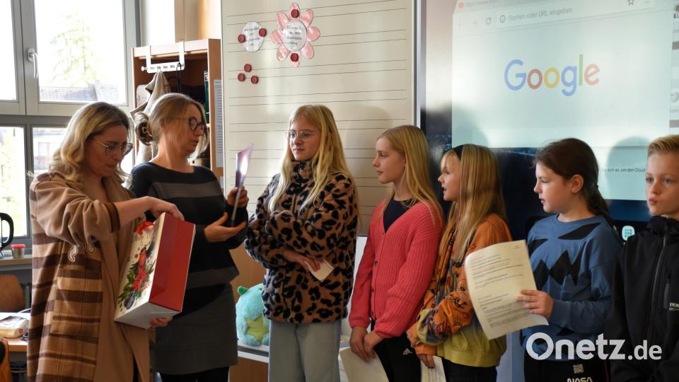 Die Spannung stieg, als die ersten Comics an die Akteure verteilt wurden, die ihre fertige Fotostory bis zu diesem Zeitpunkt selbst noch nicht in Händen hatten. Bild: ubb