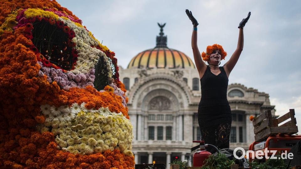 Farbenfrohe Parade zum Tag der Toten in Mexiko-Stadt Bild: Felix Marquez/dpa
