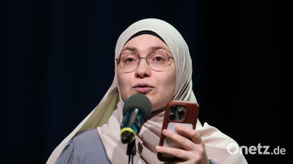 Ayse Irem hat sich im Finale der Deutschsprachigen Meisterschaft im Poetry Slam in Chemnitz den Titel geholt. Bild: Sebastian Willnow/dpa