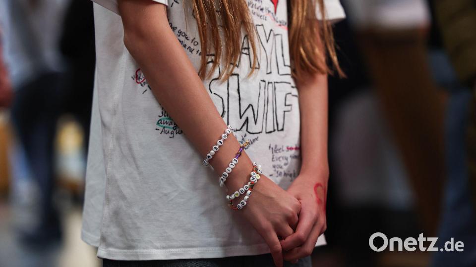 Um die 200 Swift-Fans kamen ins Landesmuseum in Wiesbaden. Bild: Hannes P. Albert/dpa