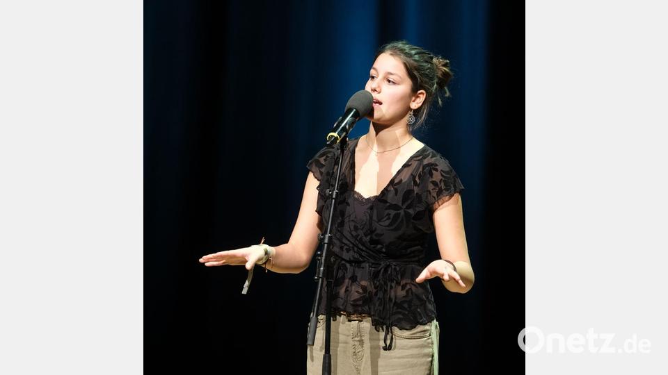 Lia Hartl aus Österreich errang in Chemnitz Platz 3 der Deutschsprachigen Meisterschaft im Poetry Slam. Bild: Sebastian Willnow/dpa