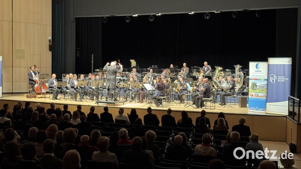 Das sinfonische Polizeiorchester Bayern gastierte in Weiden und spendete sämtliche Erlöse des Abends dem Verein zur Förderung krebskranker und körperbehinderter Kinder. Bild: mgo