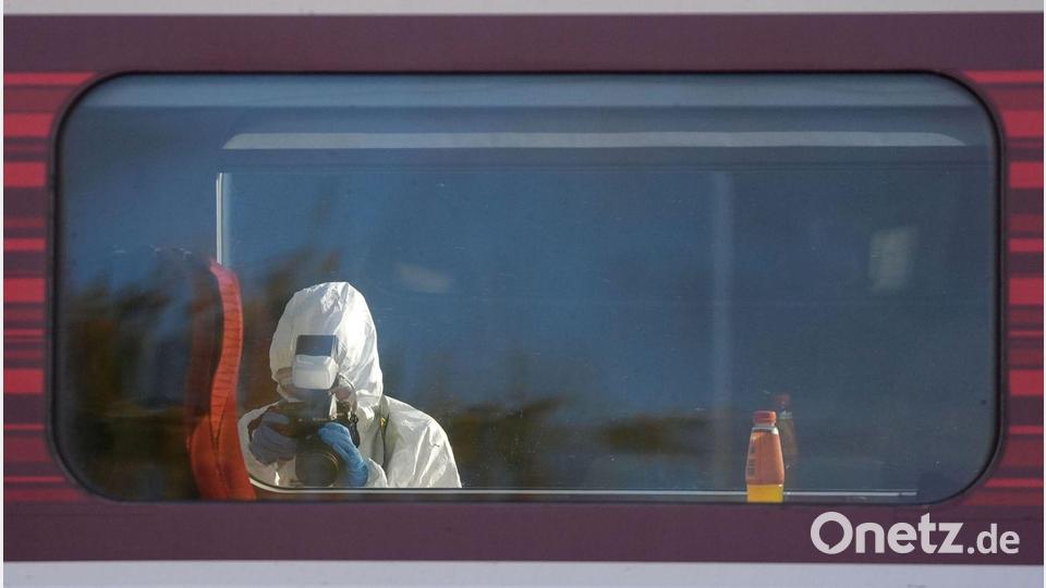 Forensiker untersuchen den Zug, in dem es zu dem verheerenden Angriff kam. Bild: Joe Giddens/PA Wire/dpa