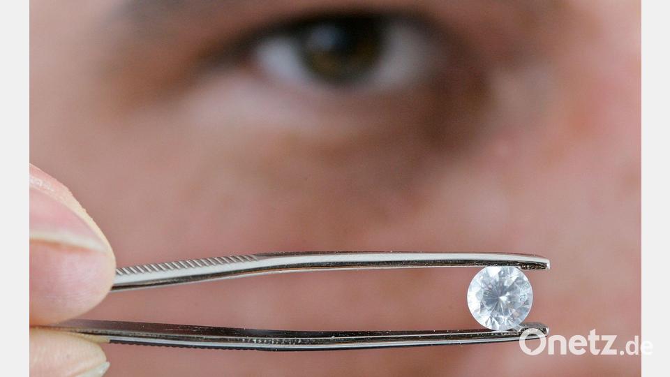 In zwei Bundesländern ist es erlaubt, einen Teil der Totenasche zu einem Diamanten zu verarbeiten. (Archivbild) Bild: picture alliance / dpa