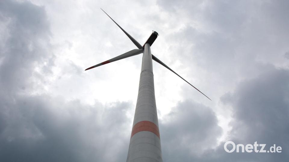Noch immer sind mögliche weitere Windräder (Bild) im Landkreis Tirschenreuth ein Thema, so jetzt auch beim Gespräch am Landratsamt. Die Politik ist für Windkraft, während viele Teile der Bevölkerung es anders sehen, so auch am Schnittpunkt der Gemeinden Wiesau, Fuchsmühl und Pechbrunn. Bild: jr