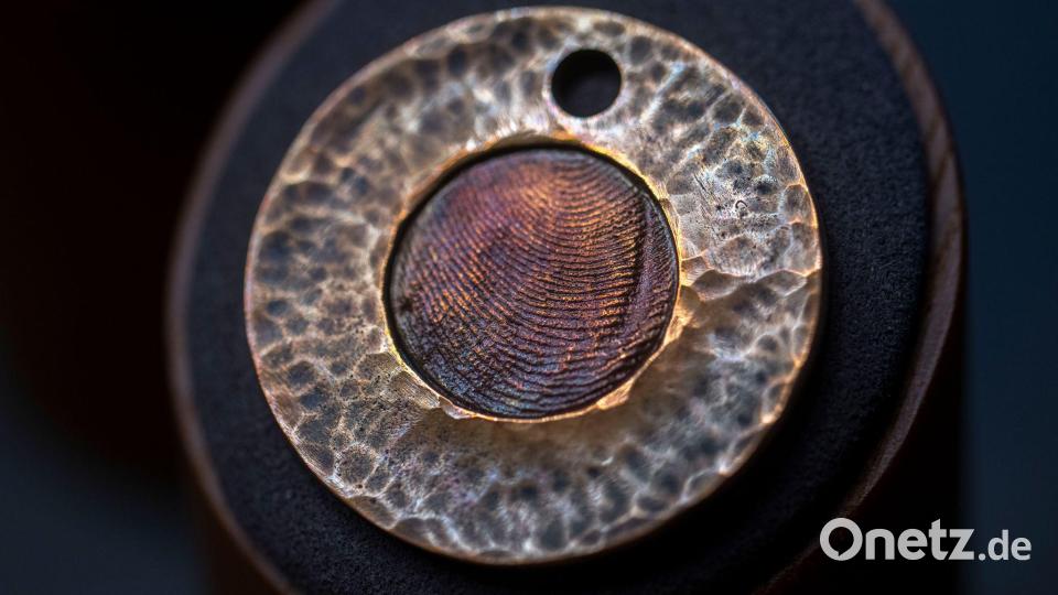 Öfter nachgefragt werden Schmuckstücke mit dem Fingerabdruck des Verstorbenen. (Archivbild) Bild: Harald Tittel/dpa