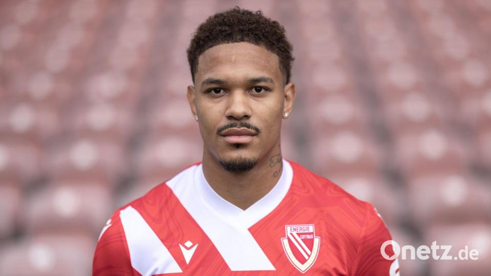 Der Cottbuser Justin Butler berichtete, dass er mit Affenlauten beleidigt wurde. (Archivbild) Bild: Frank Hammerschmidt/dpa