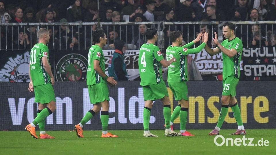 Durften nach langer Zeit wieder über einen Sieg in der Bundesliga jubeln: die Spieler von Borussia Mönchengladbach Bild: Daniel Bockwoldt/dpa