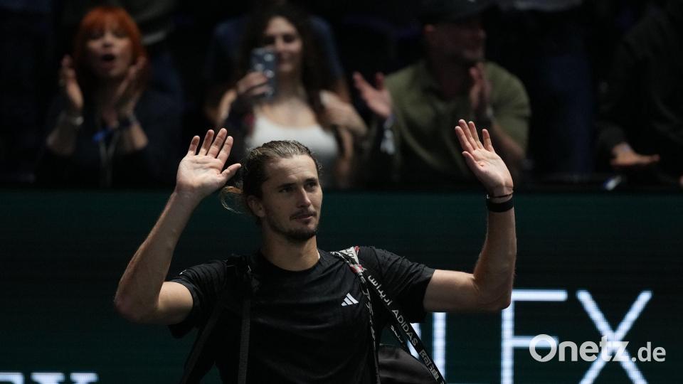 Gegen Jannik Sinner ist Tennisprofi Alexander Zverev chancenlos. Bild: Christophe Ena/AP/dpa