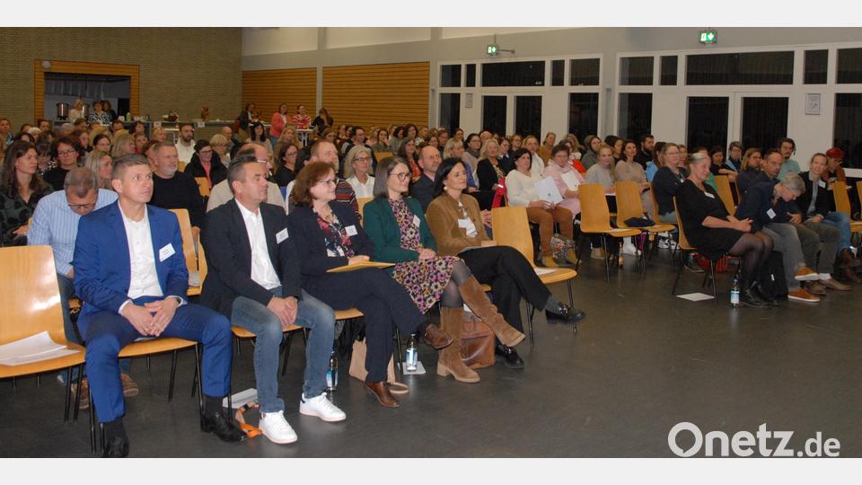 Rund 150 Teilnehmer nicht nur aus der Stadt Amberg und dem Landkreis Amberg-Sulzbach kommen nach Kümmersbruck, um sich über den offenen Ganztag zu informieren und vorzubereiten. Bild: pop