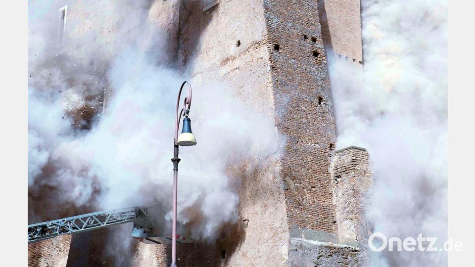 Ein Teil des mittelalterlichen Turms Torre dei Conti in Rom stürzt ein. Bild: Domenico Stinellis/AP/dpa