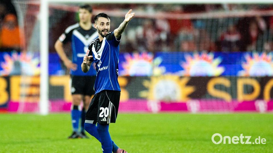 HSV-Profio Fabio Vieira zeterte ob seines Platzverweises. Bild: Rolf Vennenbernd/dpa