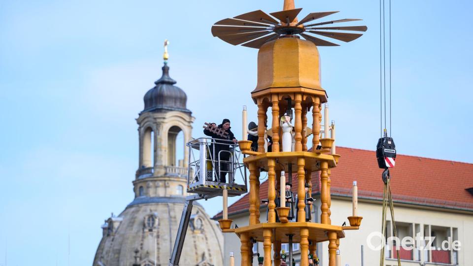 Dresden startet mit dem Aufbau am Striezelmarkt Bild: Robert Michael/dpa
