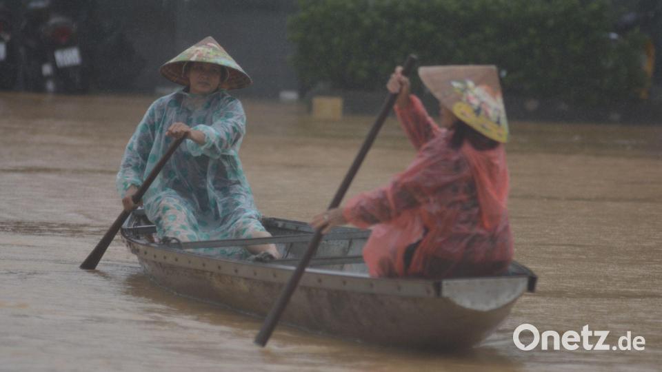Einwohner müssen sich teilweise mit Booten auf überschwemmten Straßen fortbewegen. (Archiv) Bild: Van Dung/VNA/AP/dpa