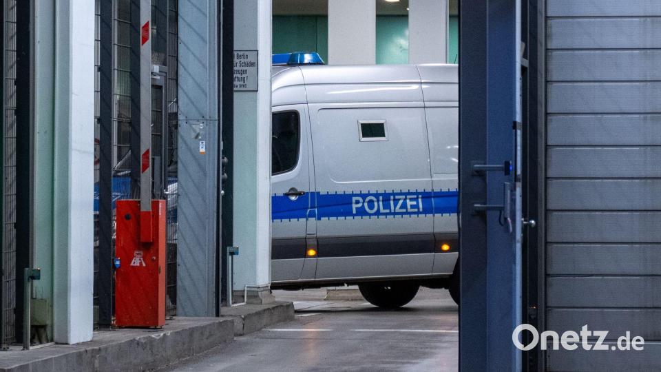 Ein Fahrzeug der Polizei steht im Bereitschaftsgericht vom Amtsgericht Tiergarten in Berlin, nachdem die Polizei am Samstag einen Mann festgenommen hat, der einen Anschlag geplant haben soll. Bild: Christophe Gateau/dpa