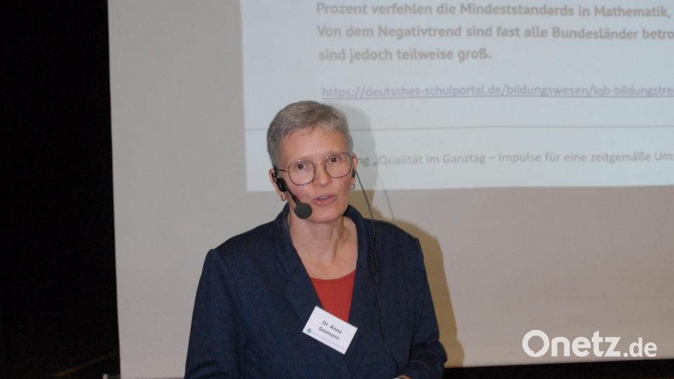 Dr. Anna-Maria Seemann geht auf die qualitative Umsetzung pädagogischer Ziele im offenen Ganztag ein. Bild: pop