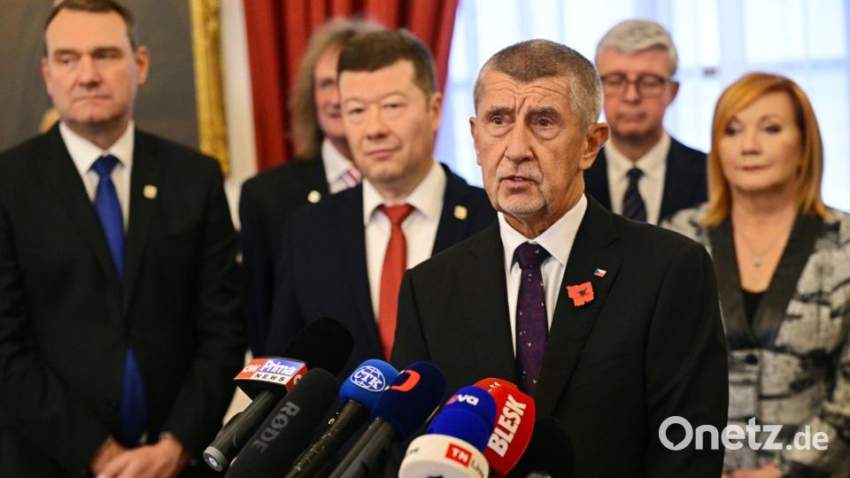 Andrej Babis (vorne), tschechischer Milliardär und Gründer der Partei ANO, hat in Prag einen Koalitionsvertrag mit den Vorsitzenden der ultrarechten Freiheit und direkte Demokratie (SPD) und der Autofahrerpartei Motoristen unterzeichnet. Bild: Šimánek Vít/CTK/dpa