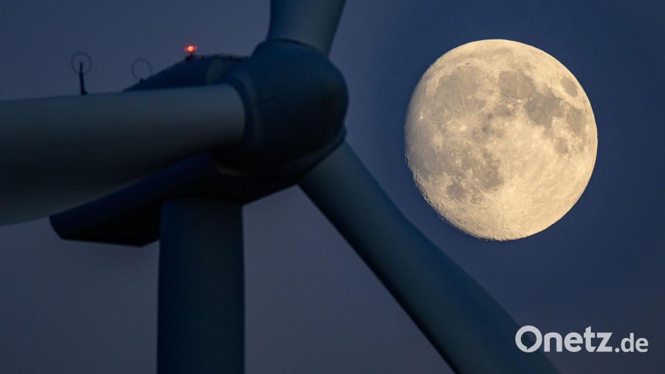 Der Mond ist hinter einer Windenergieanlage in Brandenburg zu sehen. Bild: Patrick Pleul/dpa