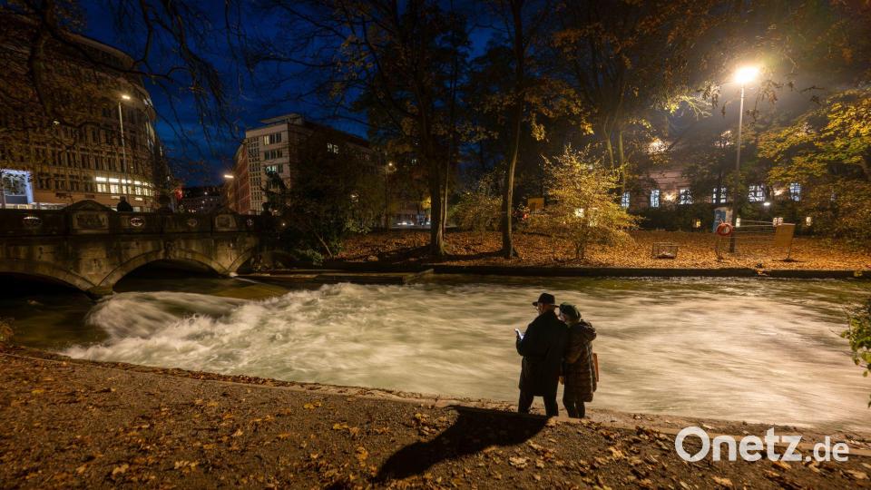 Kein Surfer auf dem Münchner Eisbach - denn die bekannte Welle funktioniert nicht mehr. Die Surfer rätseln über die Gründe. (Archivbild) Bild: Peter Kneffel/dpa