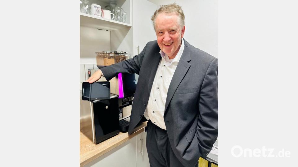 Diplom-Informatiker Burkhard Kuhls zeigt, was Alexa alles so kann und welchen Nutzen man auch im Eigenheim daraus ziehen kann. Bild: Karoline Gajeck-Scheuck