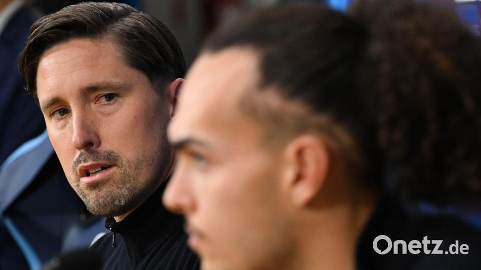 Co-Trainer Jan Fießer (l) vertrat den erkälteten Eintracht-Chefcoach Dino Toppmöller auf der Pressekonferenz. Bild: Arne Dedert/dpa