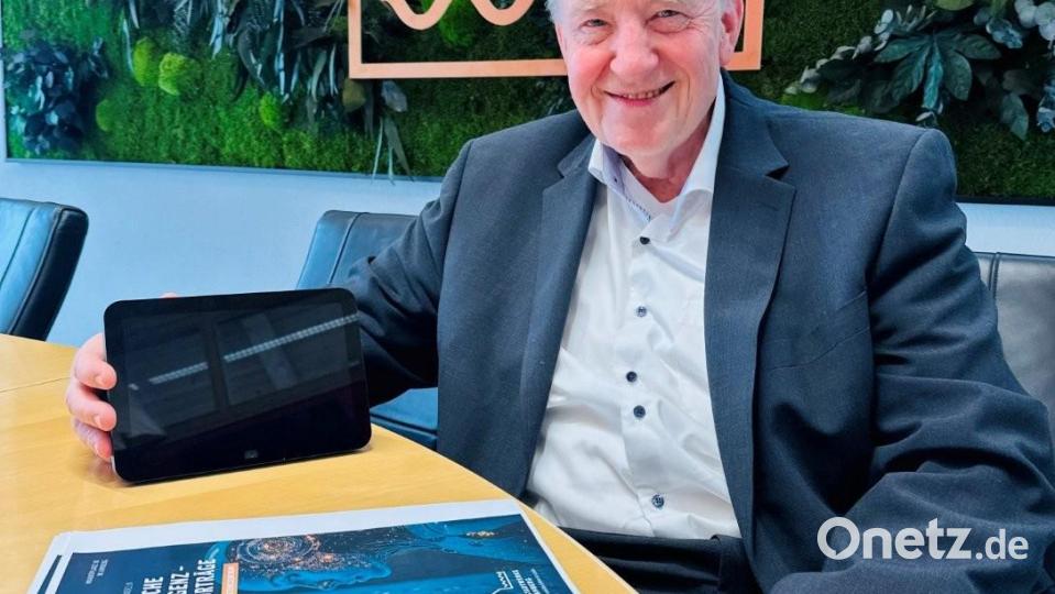 Diplom-Informatiker Burkhard Kuhls zeigt, was Alexa alles so kann und welchen Nutzen man auch im Eigenheim daraus ziehen kann. Bild: Karoline Gajeck-Scheuck