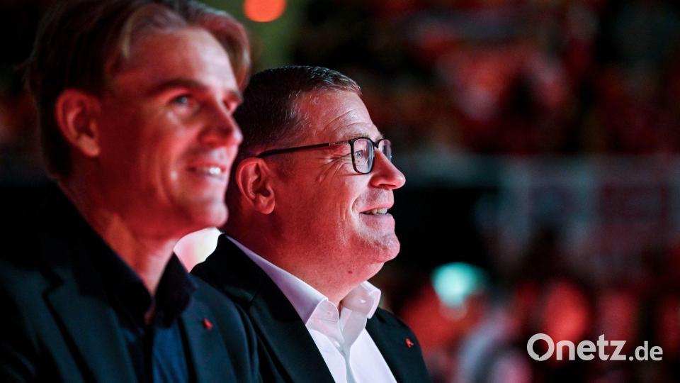 Bayerns Sportdirektor Christoph Freund (l) und Sportvorstand Max Eberl durften sich über viel Beifall freuen. Bild: Harry Langer/dpa