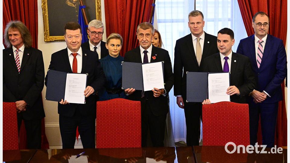 Andrej Babis (M), tschechischer Milliardär und Gründer der Partei ANO, stellt mit den Vorsitzenden der ultrarechten Freiheit und direkte Demokratie (SPD) und der Autofahrerpartei Motoristen einen Koalitionsvertrag vor. Bild: Šimánek Vít/CTK/dpa