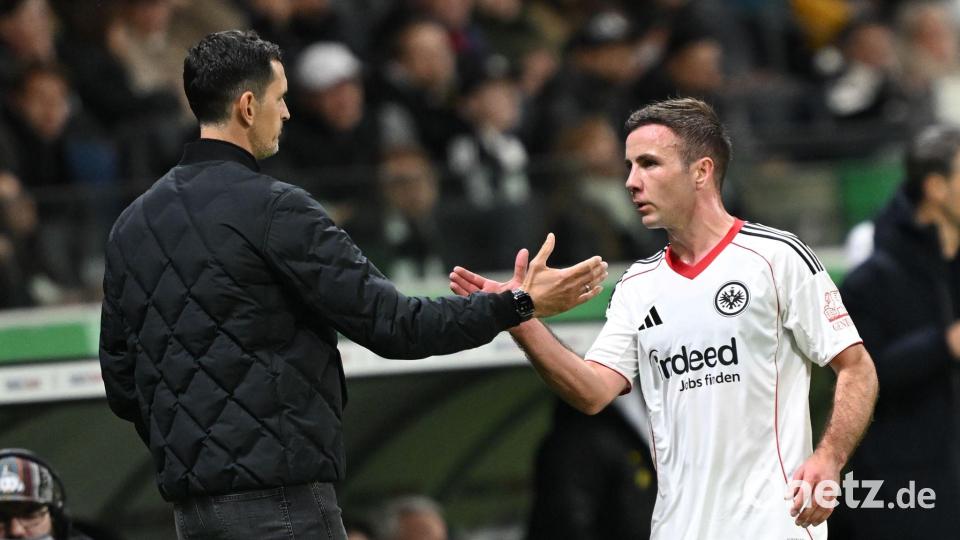 Hat das Haar wieder schön: Fußball-Star Mario Götze (r./Archivfoto) Bild: Arne Dedert/dpa