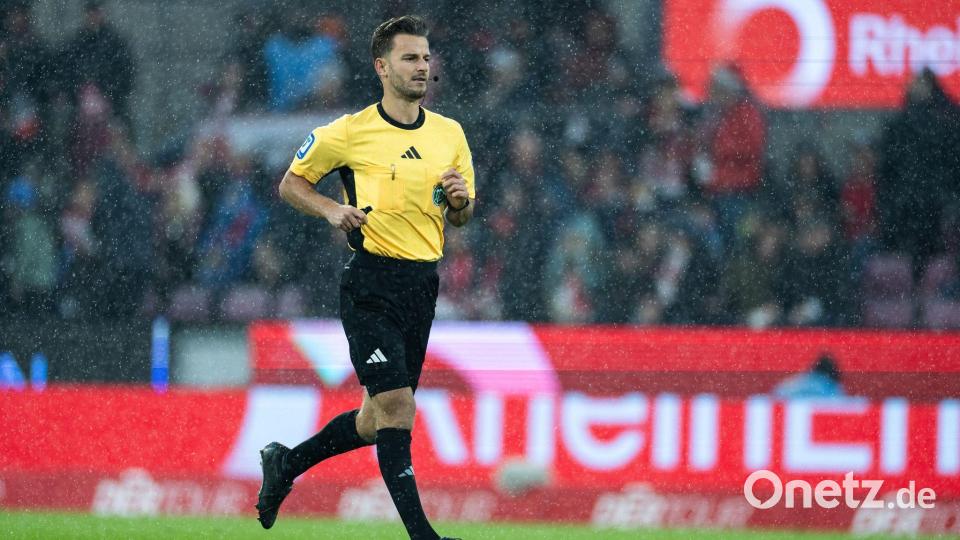 Schiedsrichter Daniel Schlager stand beim Spiel Köln gegen Hamburg im Fokus. Bild: Rolf Vennenbernd/dpa