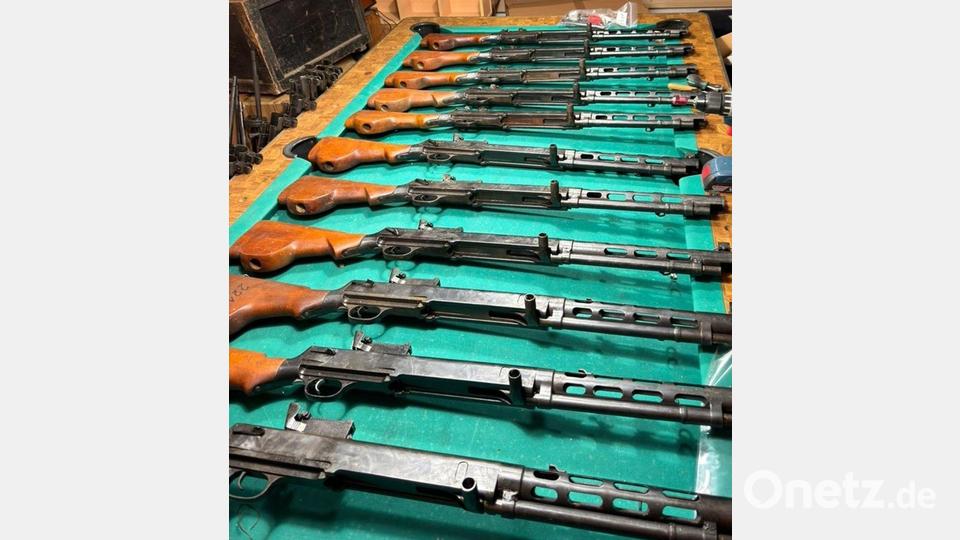 Maschinengewehre wurden sichergestellt. Bild: Polizei Wuppertal/dpa