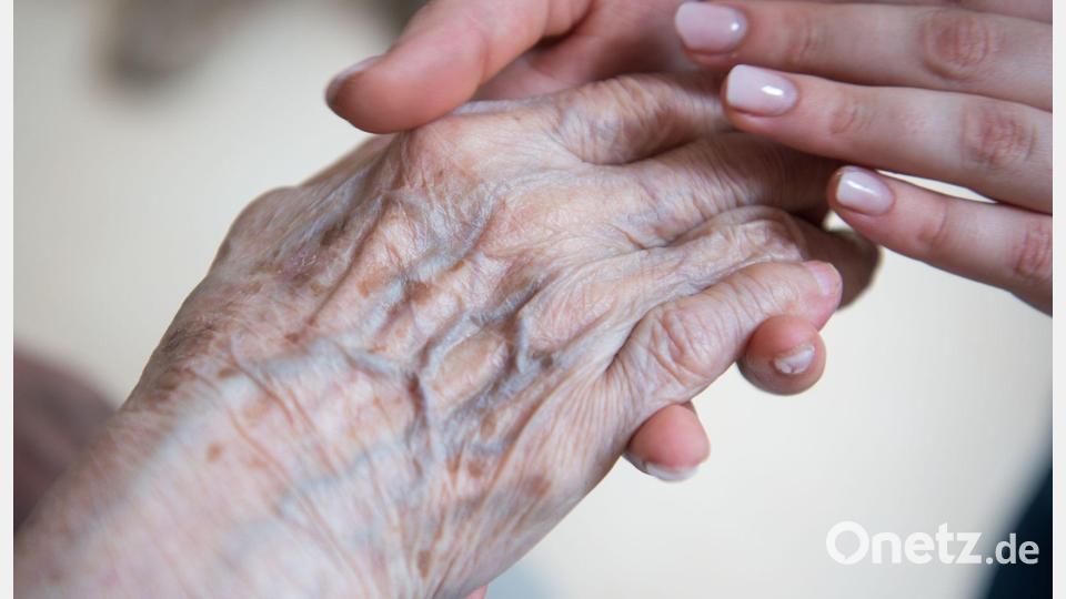 Bekannt ist, dass unter anderem Diabetes, Schlafstörungen und Depressionen zu den Risikofaktoren für Alzheimer zählen. (Symbolbild) Bild: Christophe Gateau/dpa