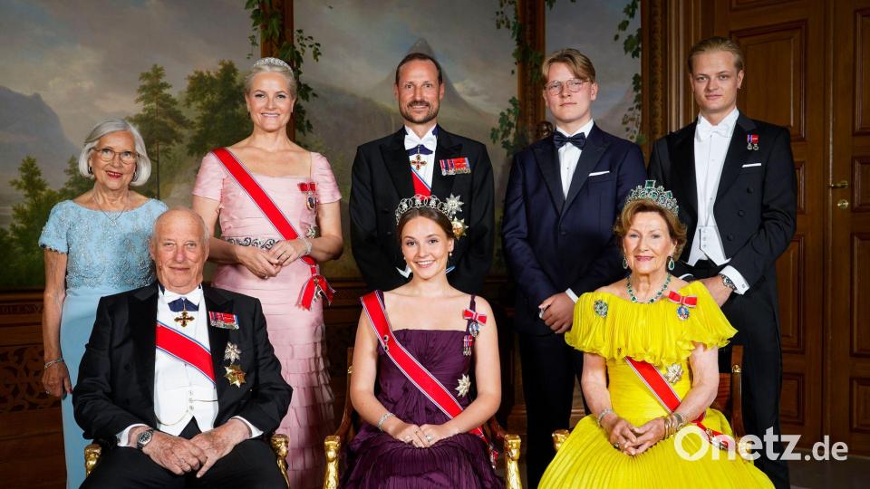 Auf dem Familienfoto zum 18. Geburtstag von Ingrid Alexandra aus dem Jahr 2022 ist hinten rechts auch Marius Borg Høiby zu sehen. (Archivbild) Bild: Lise Åserud/NTB/dpa
