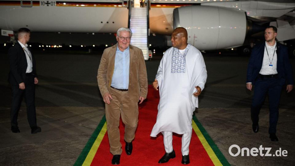 Bundespräsident Frank-Walter Steinmeier kommt auf dem Kotoka International-Flughafen in Accra an und wird dort von Samuel Okudzeto Ablakwa (r), Außenminister von Ghana, begrüßt. Bild: Bernd von Jutrczenka/dpa
