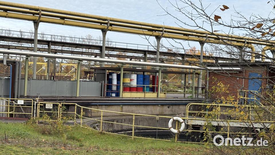 Die Kläranlage des Rohrwerks läuft noch weiter. Wer die Kosten für die Handvoll Mitarbeiter trägt, die hier noch arbeiten, wird gerade juristisch ausgehandelt. Bild: ge