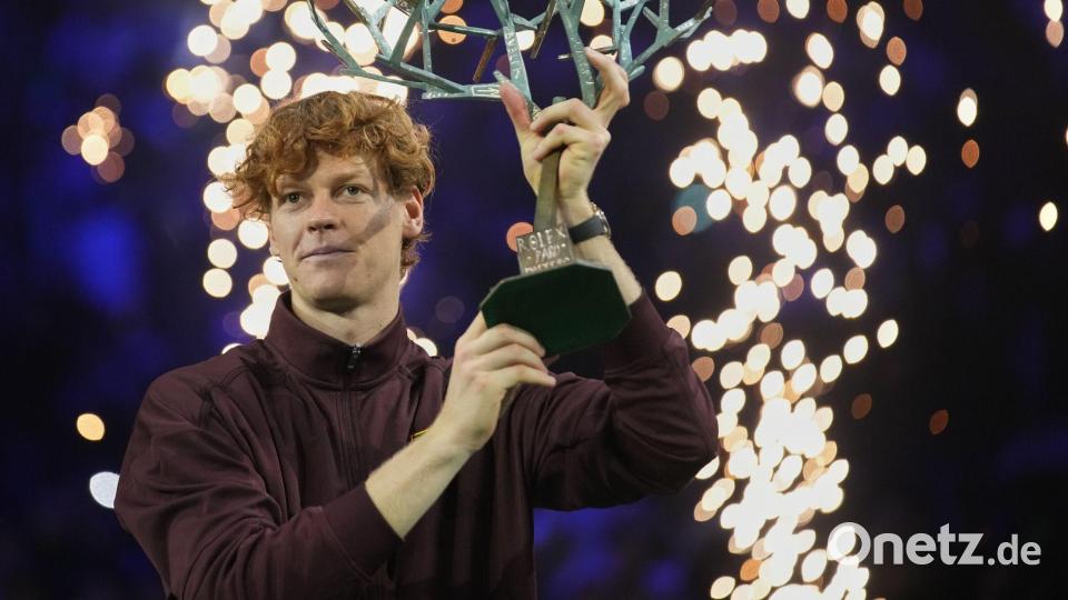 Jannik Sinner hält die Trophäe während der Siegerehrung bei den Masters 1000 in Paris. Bild: Christophe Ena/AP/dpa