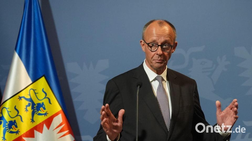 Kanzler Friedrich Merz äußerte sich am Montagabend in Husum auch zu der Diskussion über die Äußerungen von Außenminister Johann Wadephul (beide CDU) im Zusammenhang mit der Rückkehr von Syrern in ihr Heimatland. Bild: Marcus Brandt/dpa