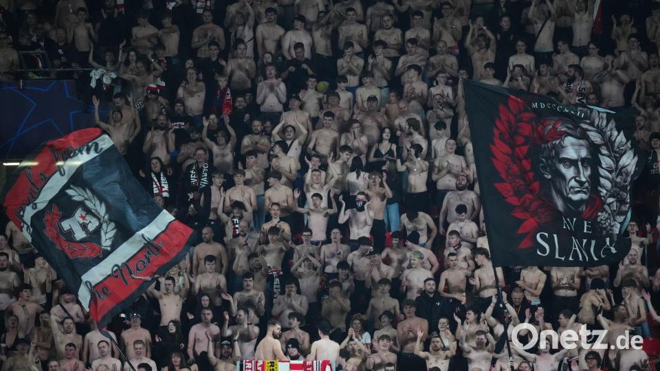 Einige Fans von Slavia Prag sahen die klare Niederlage oberkörperfrei. Bild: Petr David Josek/AP/dpa