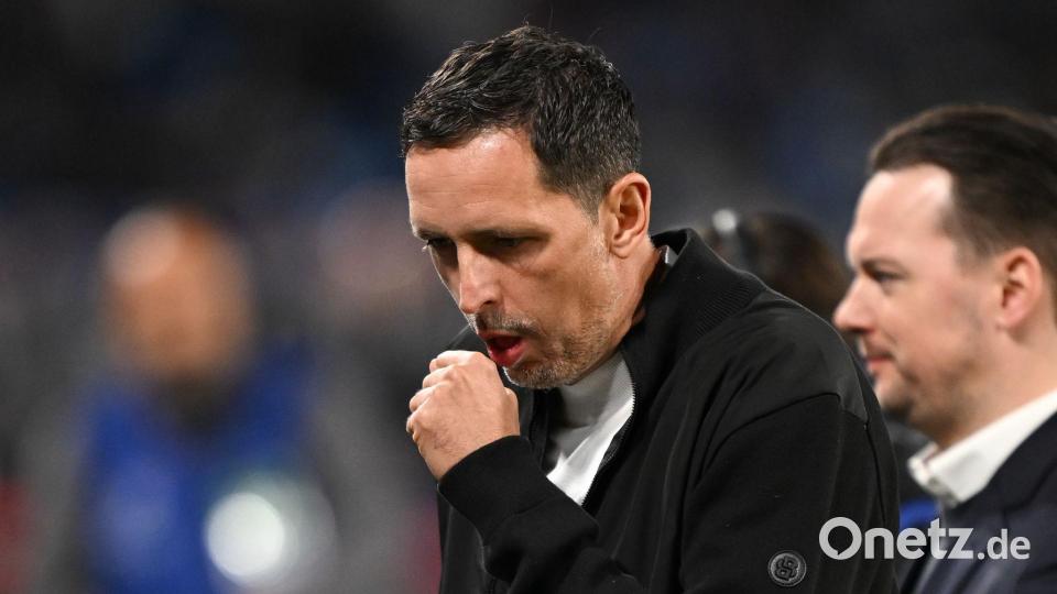 Eintracht-Coach Dino Toppmöller begleitete sein Team an der Seitenlinie, wirkte aber immer noch angeschlagen. Bild: Arne Dedert/dpa