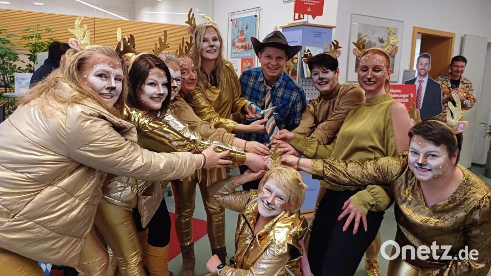 In den Hirschauer Geschäften, Gasthäusern und Banken darf man sich am Unsinnigen Donnerstag (Weiberfasching) wieder auf Überfälle der Narrhalla-Hirschis gefasst machen. Bild: u